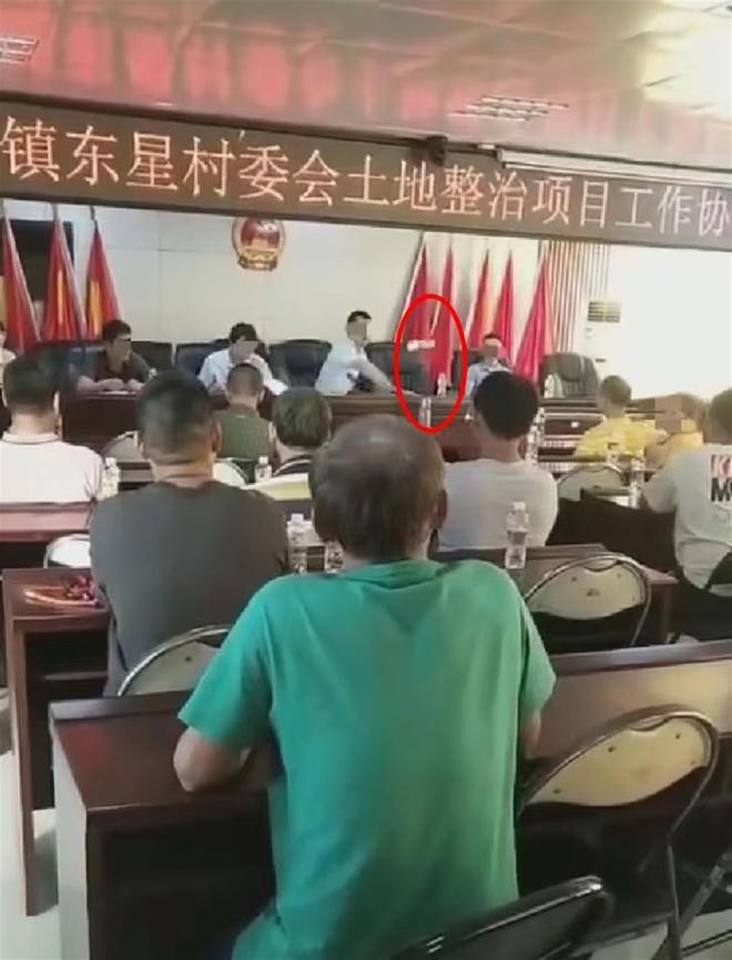 11月11日，一段“镇领导开会怒砸水瓶后村民拍桌回怼”的视频在网上流传，引发热议