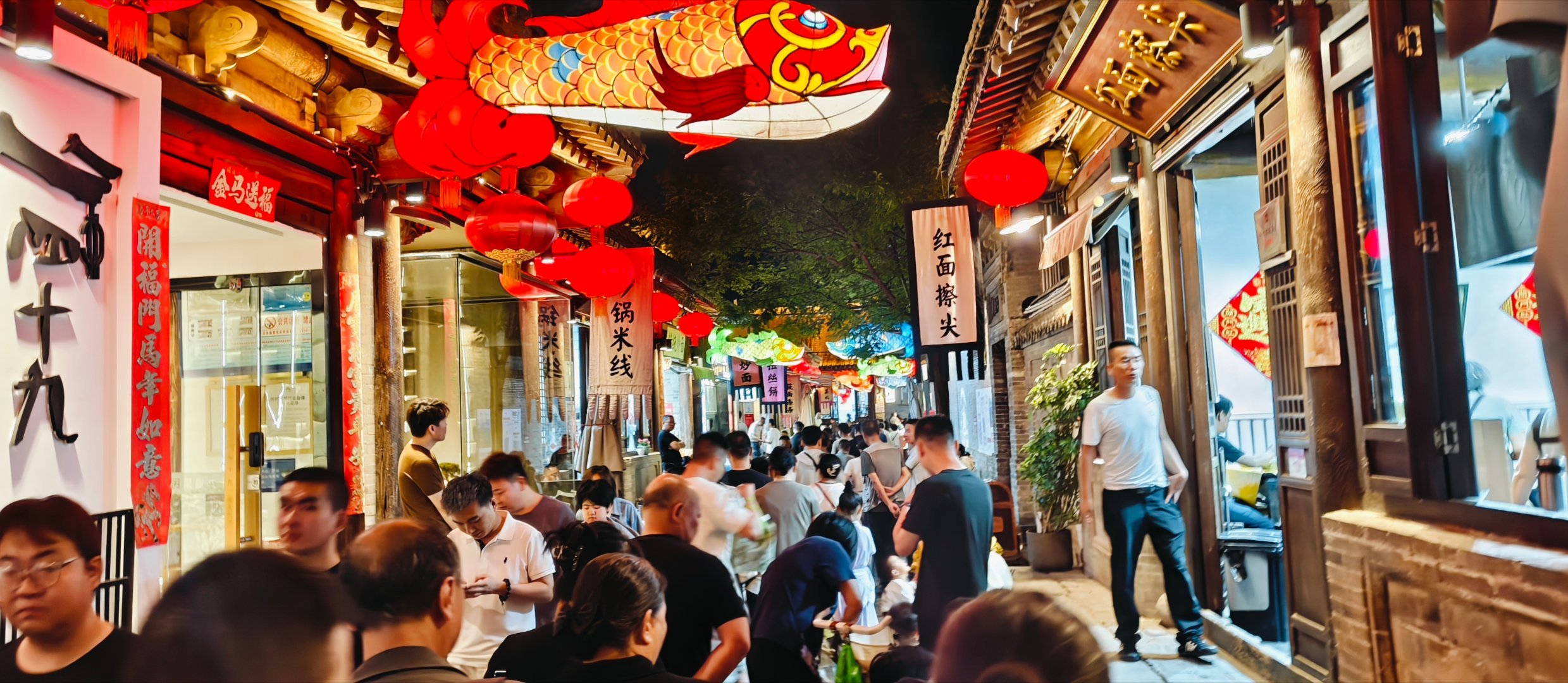 感觉忻州人全来古城了，比大同古城还多得多。 