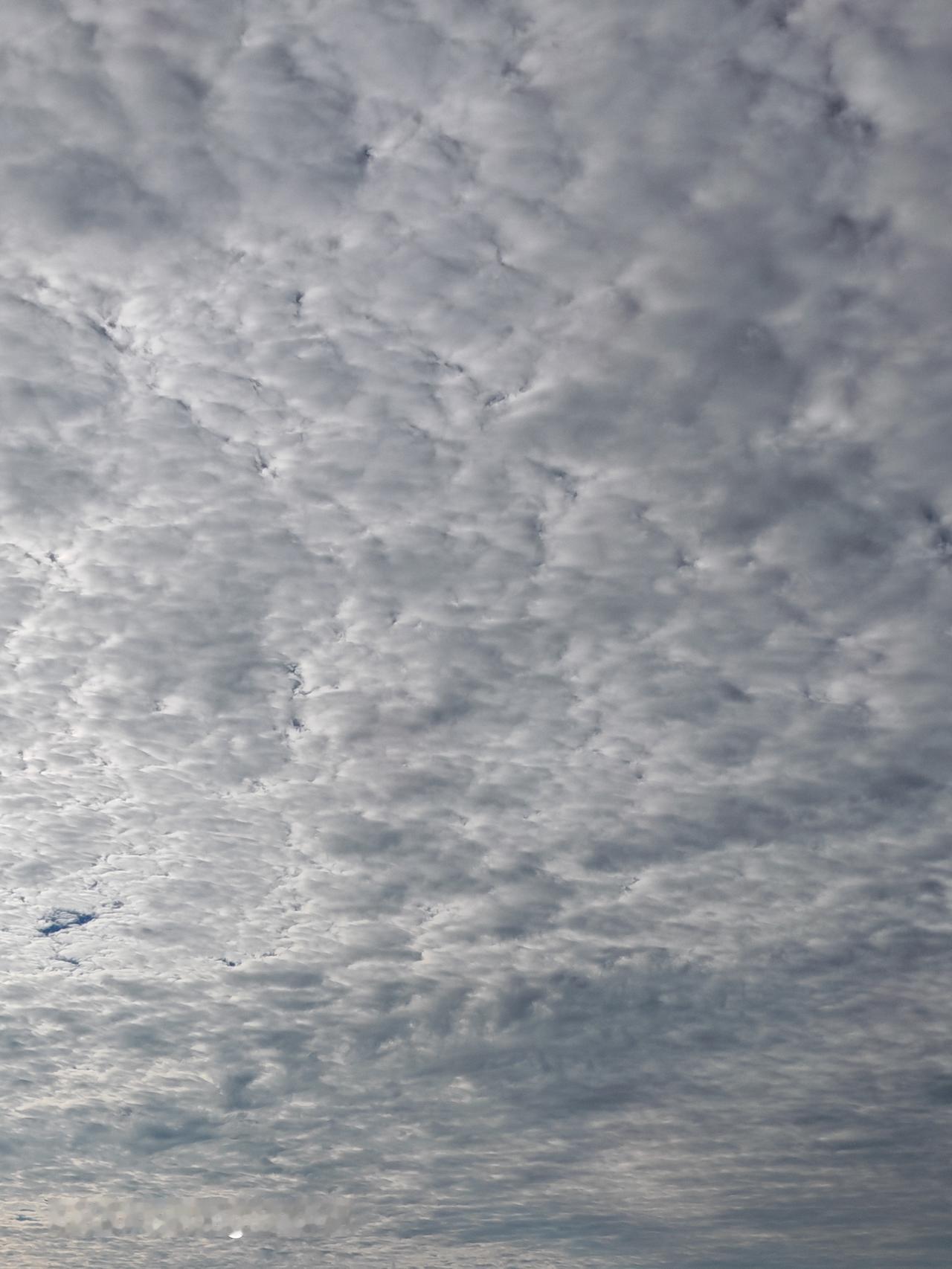 天空飘着白云，云朵在飘荡。北京通州天空之城打卡