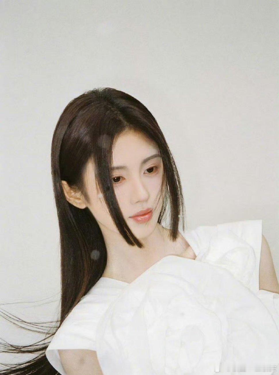 这头发就不能别到后面去吗 ​​​