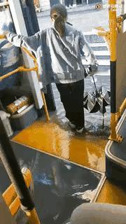 这种情况，司机就不能往右边再开点吗？