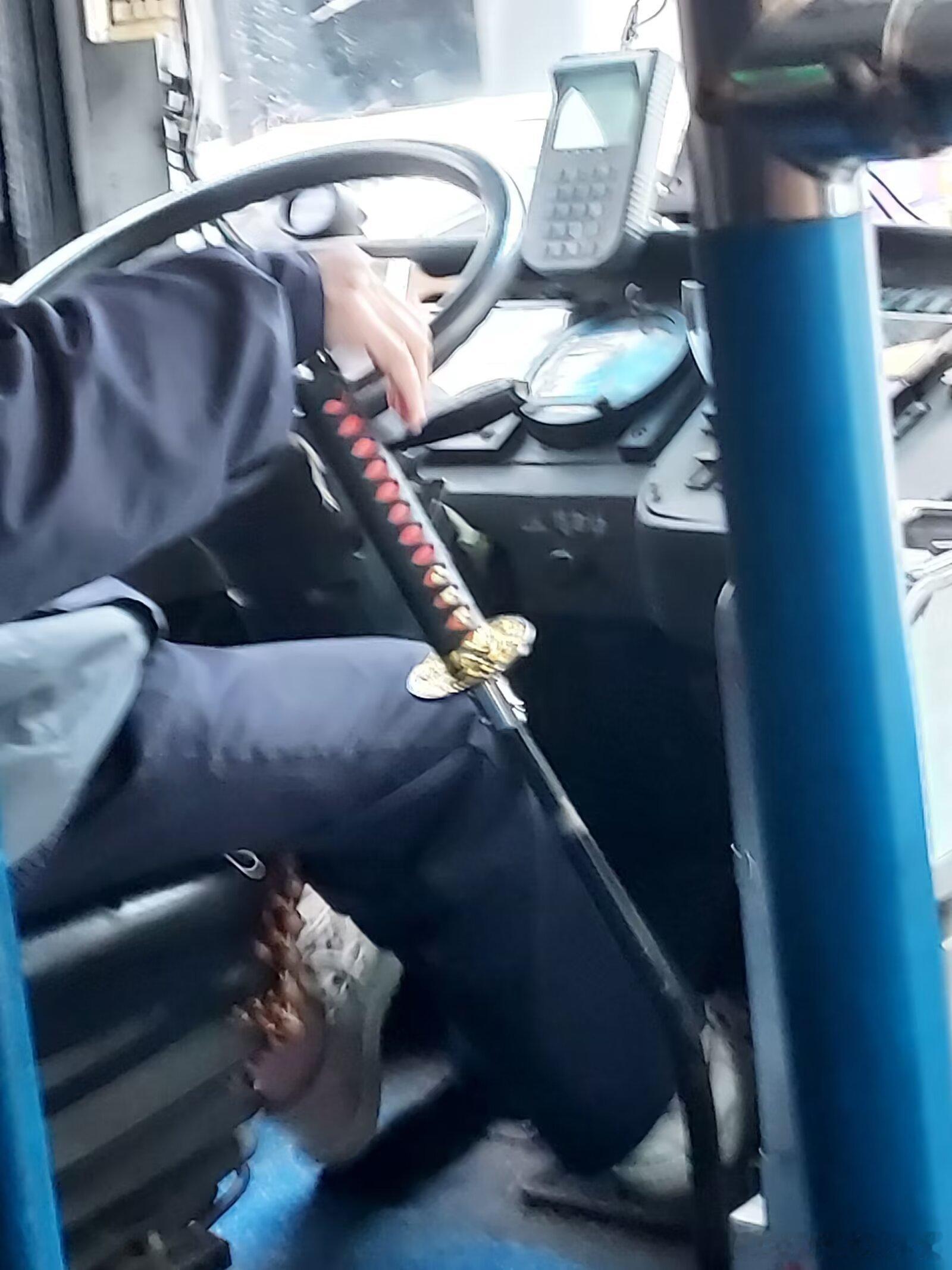 刚发现这个公车司机的摇杆，好酷…… 