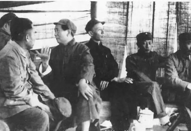 1945年8月25日，中共中央发表《对目前时局的宣言》，要求国民政府实...