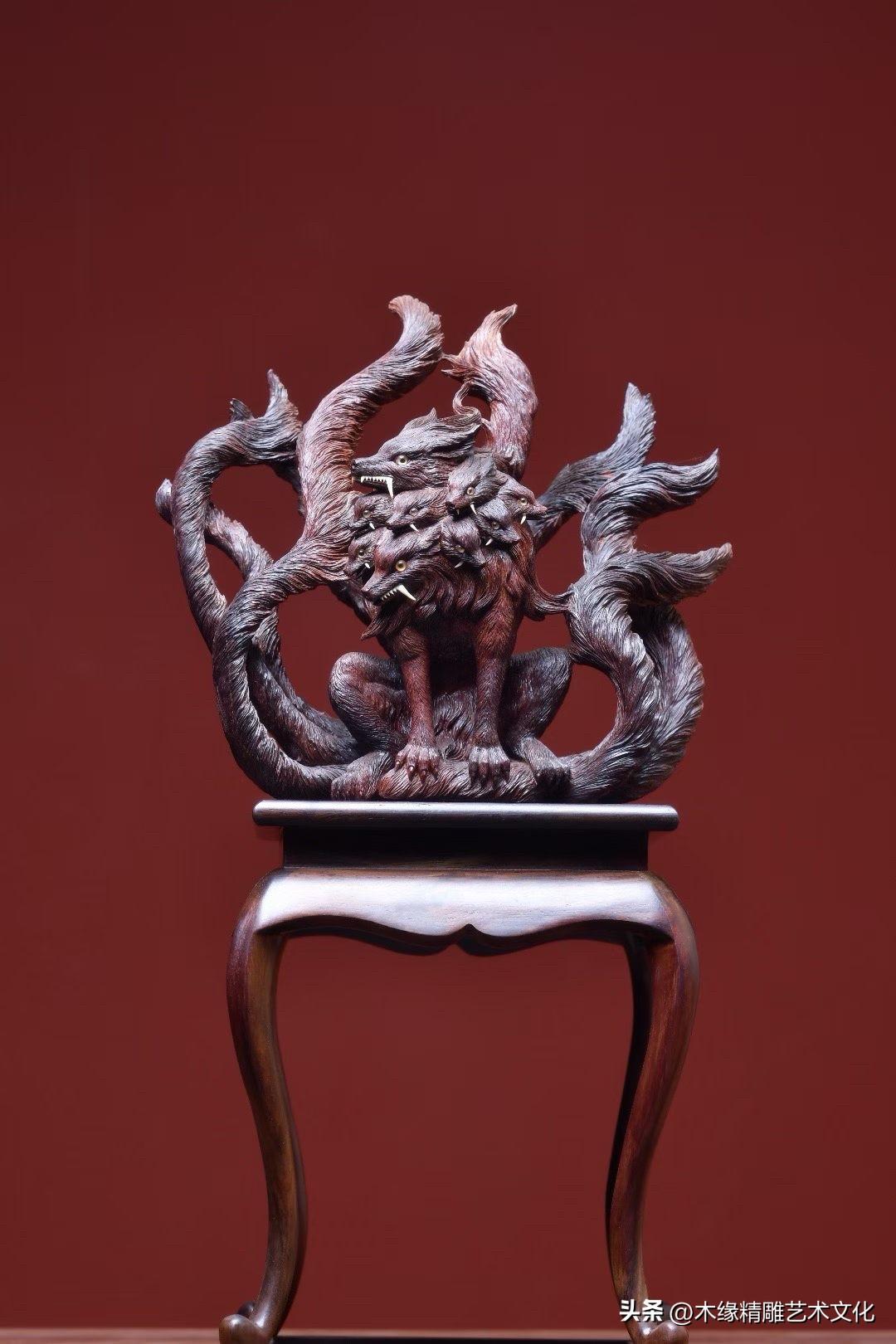 《山海经》里的异兽，向来不走寻常路。

这尊小叶紫檀蠪蛭，九首九尾，虎爪獠牙，造