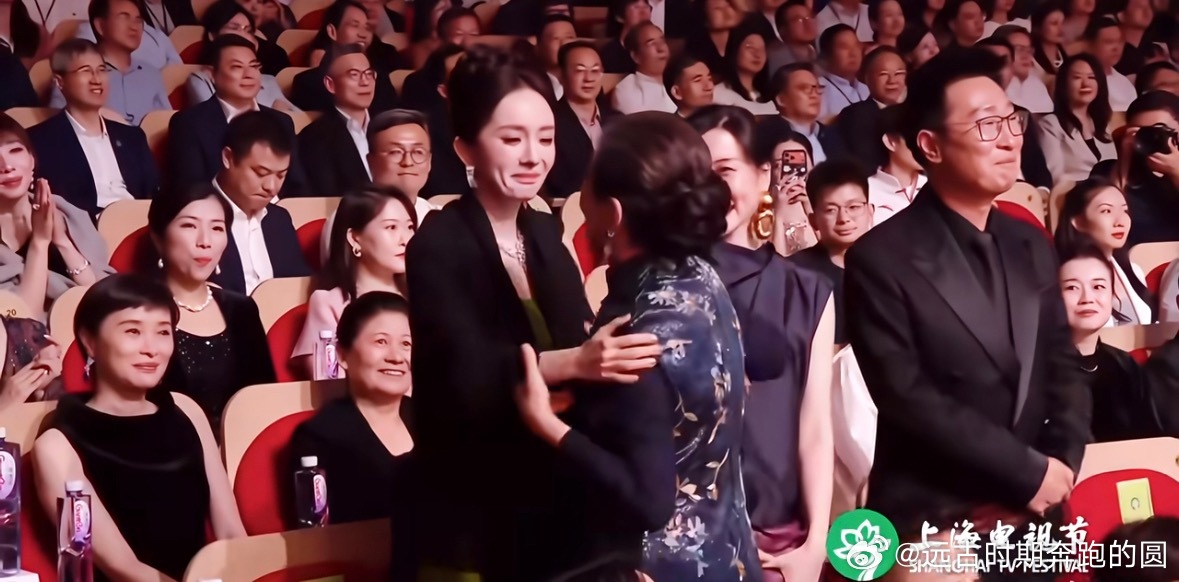 杨幂替迟蓬老师获奖高兴看出来了，大幂幂真心为迟蓬老师开心。演员之间的惺惺相惜好动