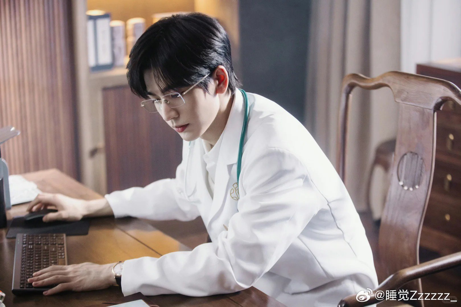 何苏叶快来给谢征把把脉冰天雪地里捡回的破碎谢征急需医治，快把《爱你》里的何苏叶搬