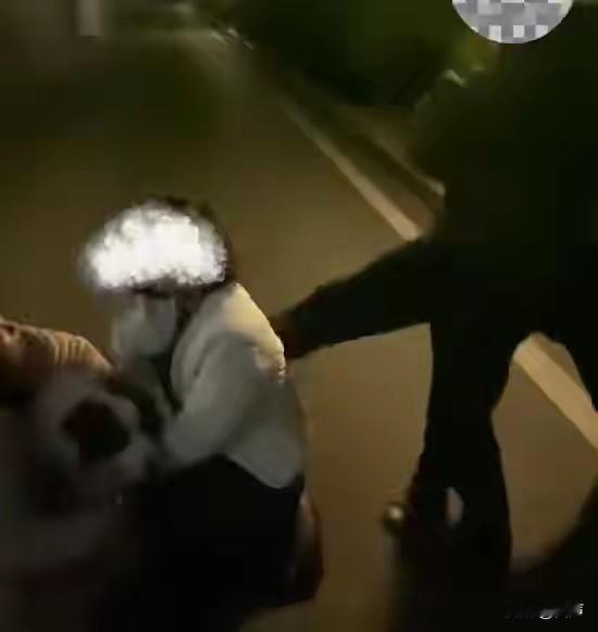 又是遛狗惹的祸
贵州女子小区内遛狗，碰到醉酒男子也遛狗，两人的狗打架，结果两伙人