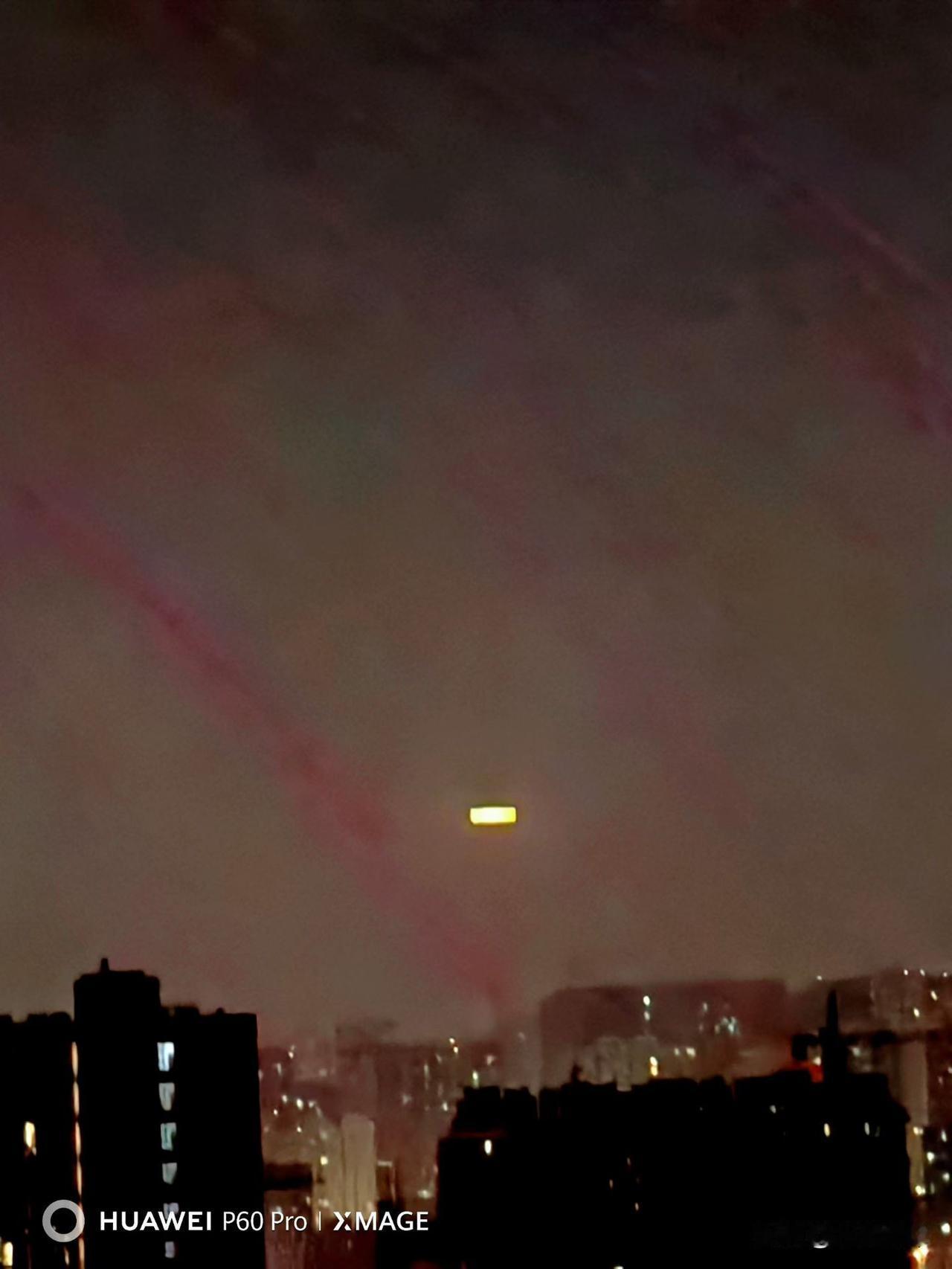 总会贪恋夜晚的一盏灯光
也渴望来到夜晚静寂时刻
与一窗清风相对
把关于白天的所有