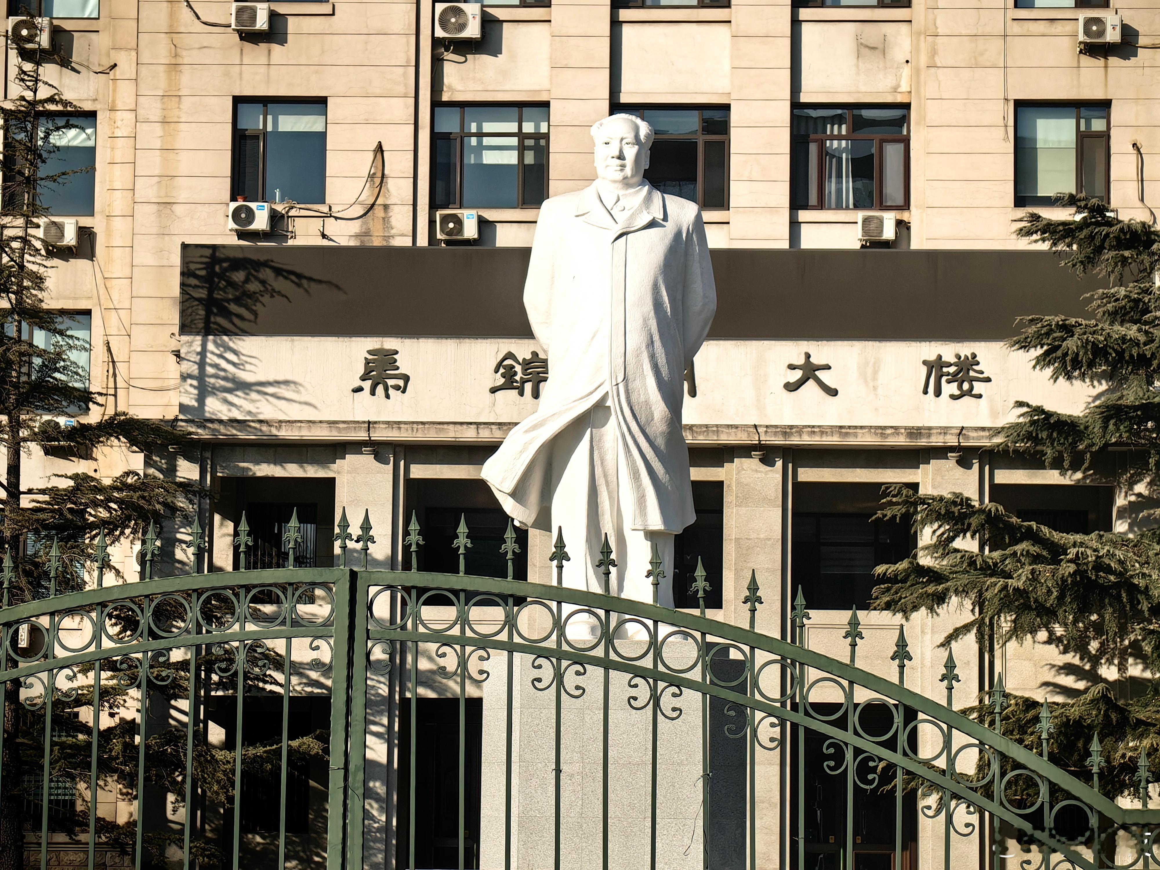 北京 中国农业大学。创建于1905年。致敬，伟人的雕像。离我家不算远。 北京·中
