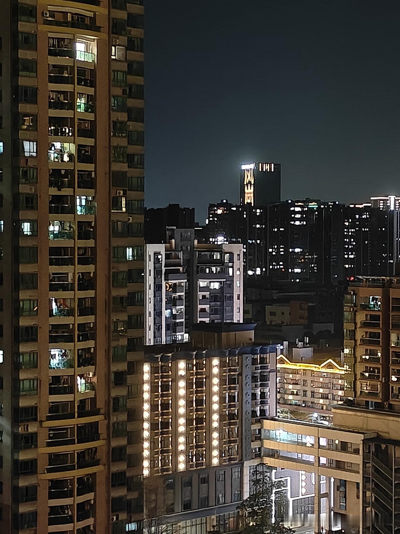 还好当年没有买凤岗的房子。
除夕到东莞凤岗堂哥家过年，时隔很久了才来一次，这次是
