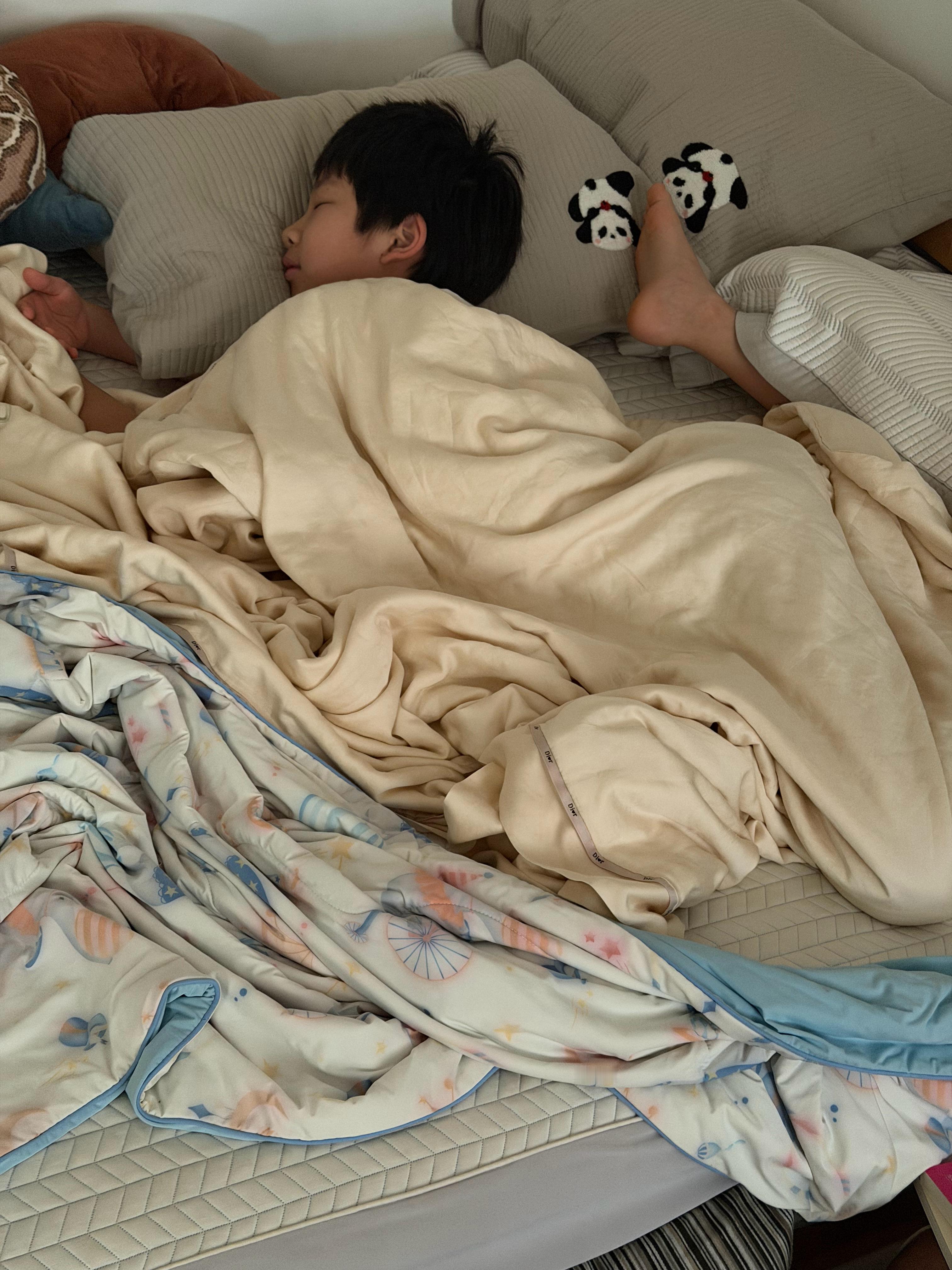 还在睡懒觉的娃这个姿势也是很奇怪了，脚和头在一个枕头上。小学生小添