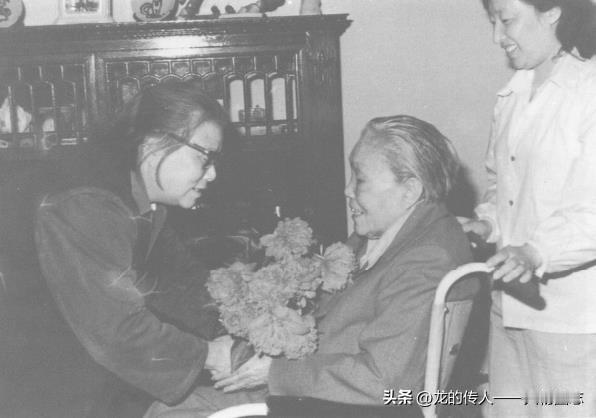 1986年“三八”妇女节，康克清到蔡畅家祝贺节日。