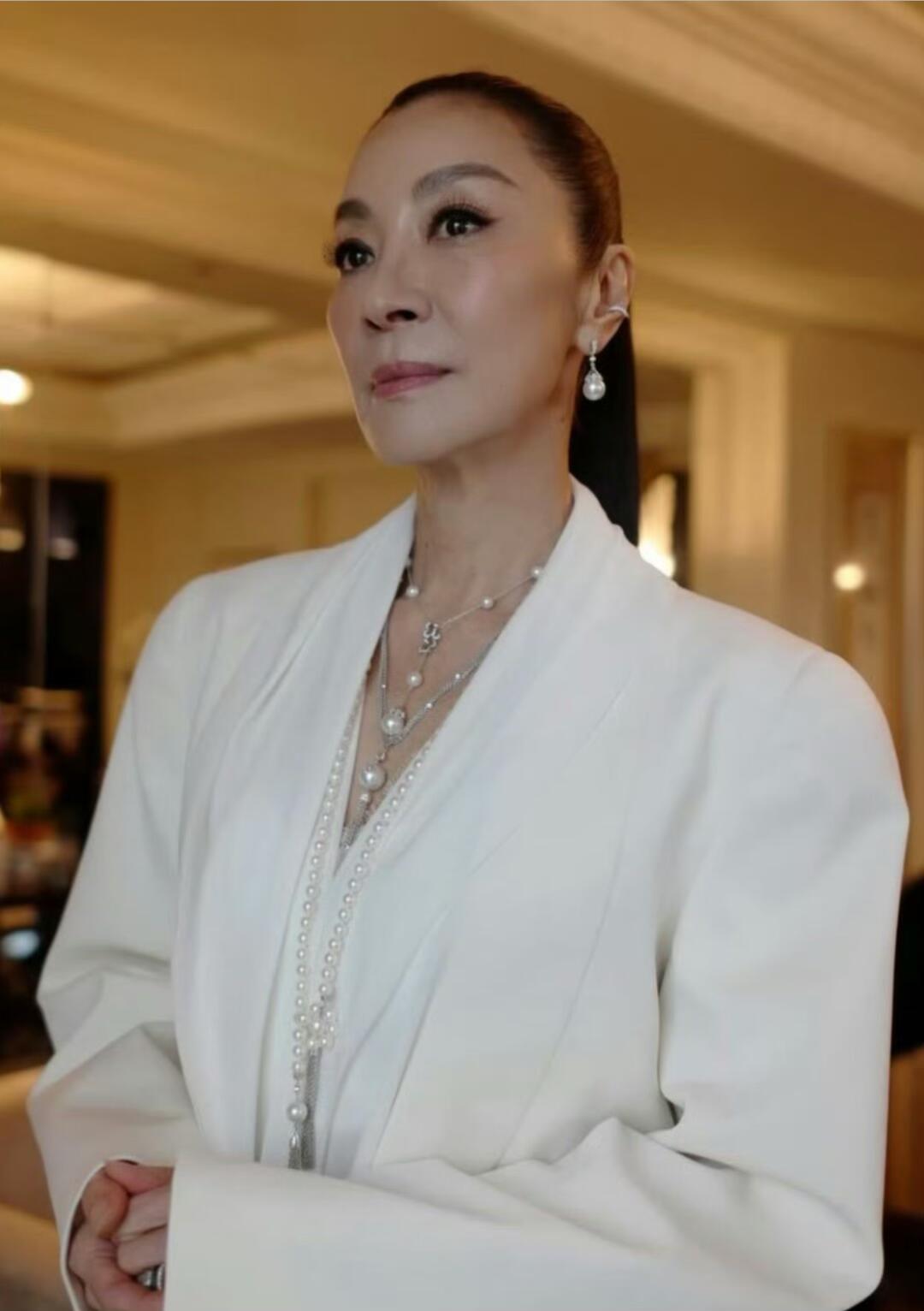 杨紫琼演的赵艳红治好了年龄焦虑 别人七十岁躺平养老，她七十岁开始学魔方、打比赛。