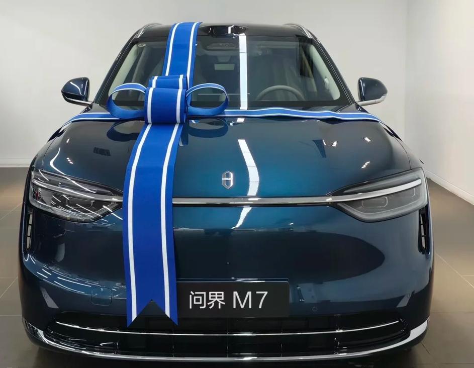 新问界M7，还有多少小定大定后没有提到车的，请举手🙋。
话说，问界新款M7是真