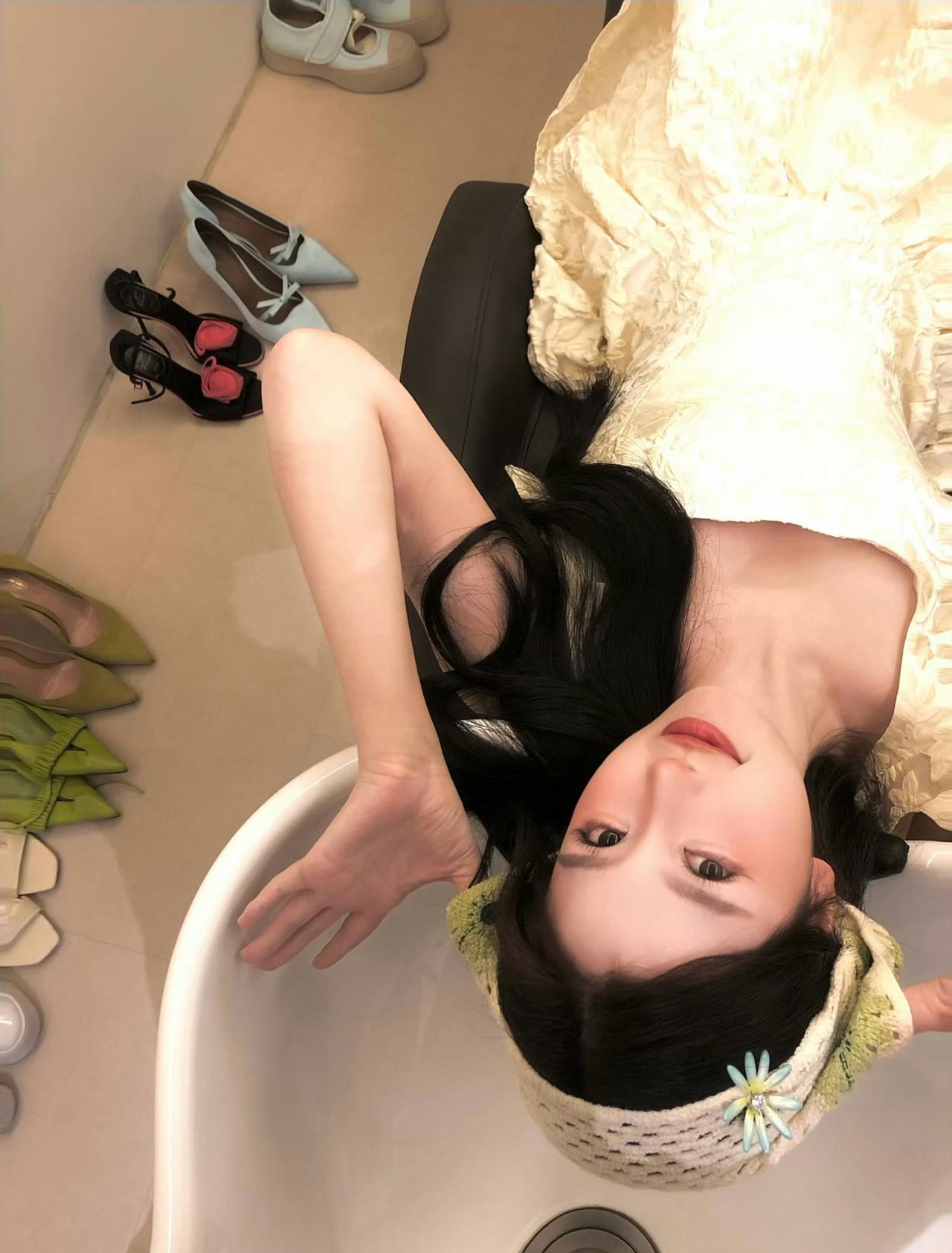哦莫这个小舒心好美萌呀！！[拜托]

虞书欣 ​​​