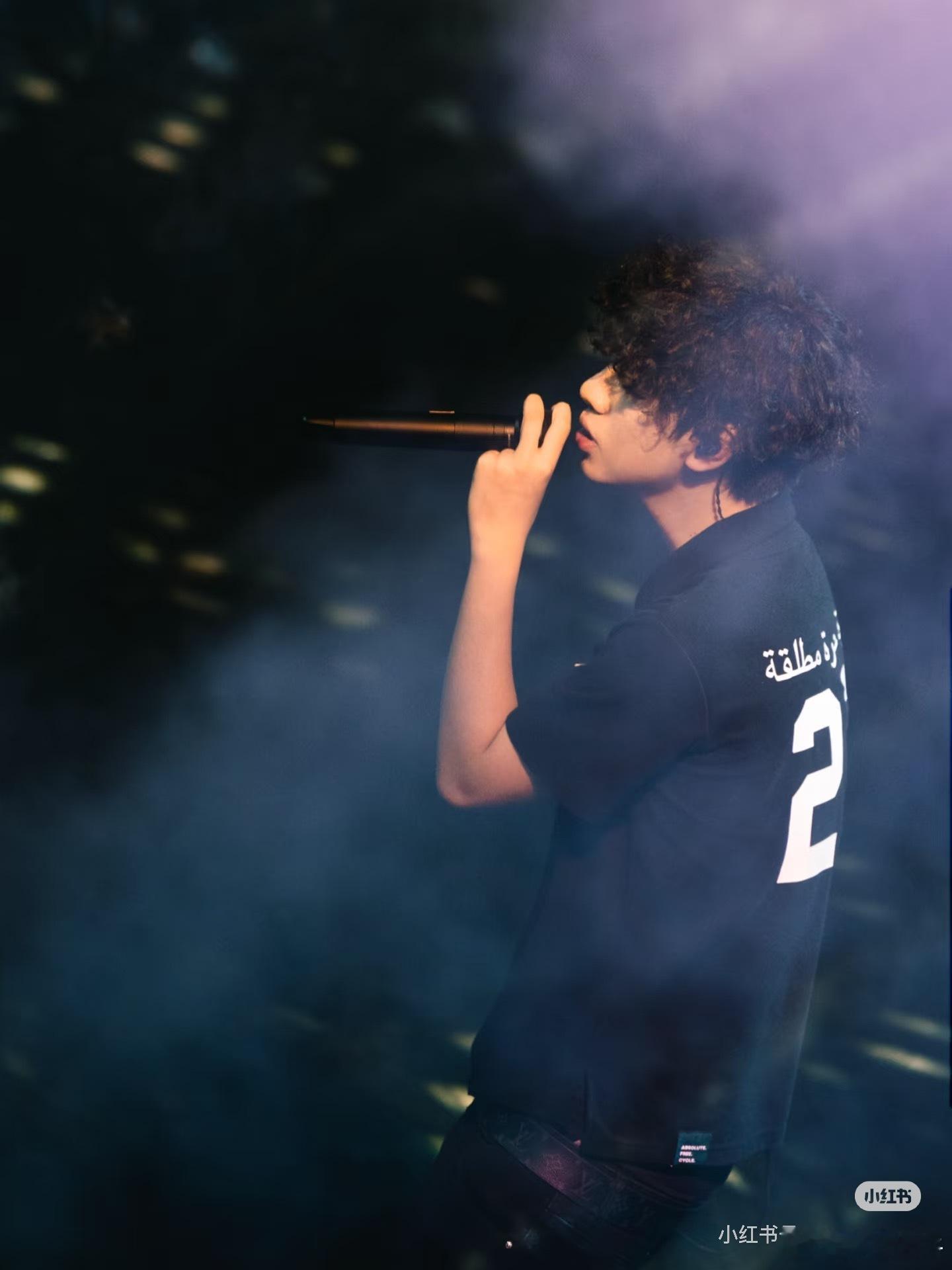 新说唱等候室秒变幼儿园 等候室的快乐太有感染力！邓典果和TopBarry找严浩翔