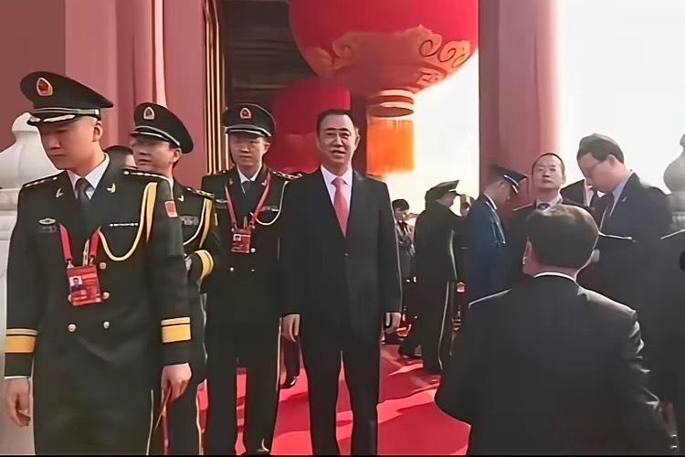 眼见他起高楼，42楼是办公室，41楼是歌舞厅。又眼见他下＂地狱＂专用马夹还带汉字