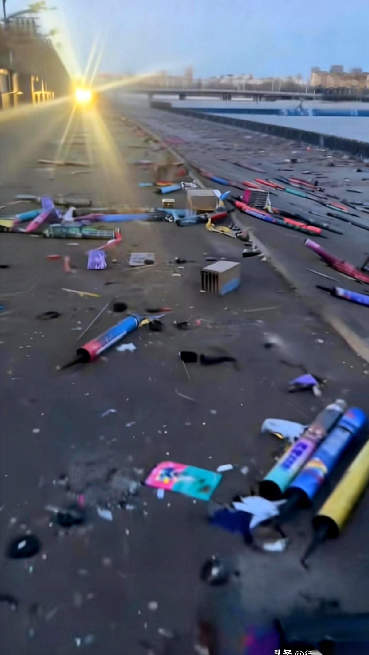 朋友圈刷到这张图，第一眼还以为谁家结婚，整条路铺满了红地毯。
再一看定位，好家伙