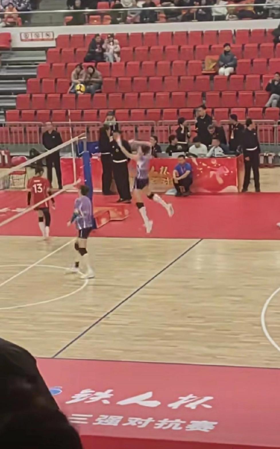 今天晚上铁人杯三强对抗赛的比赛现场照片来了！天津女排身穿紫色比赛服，河南女排身穿