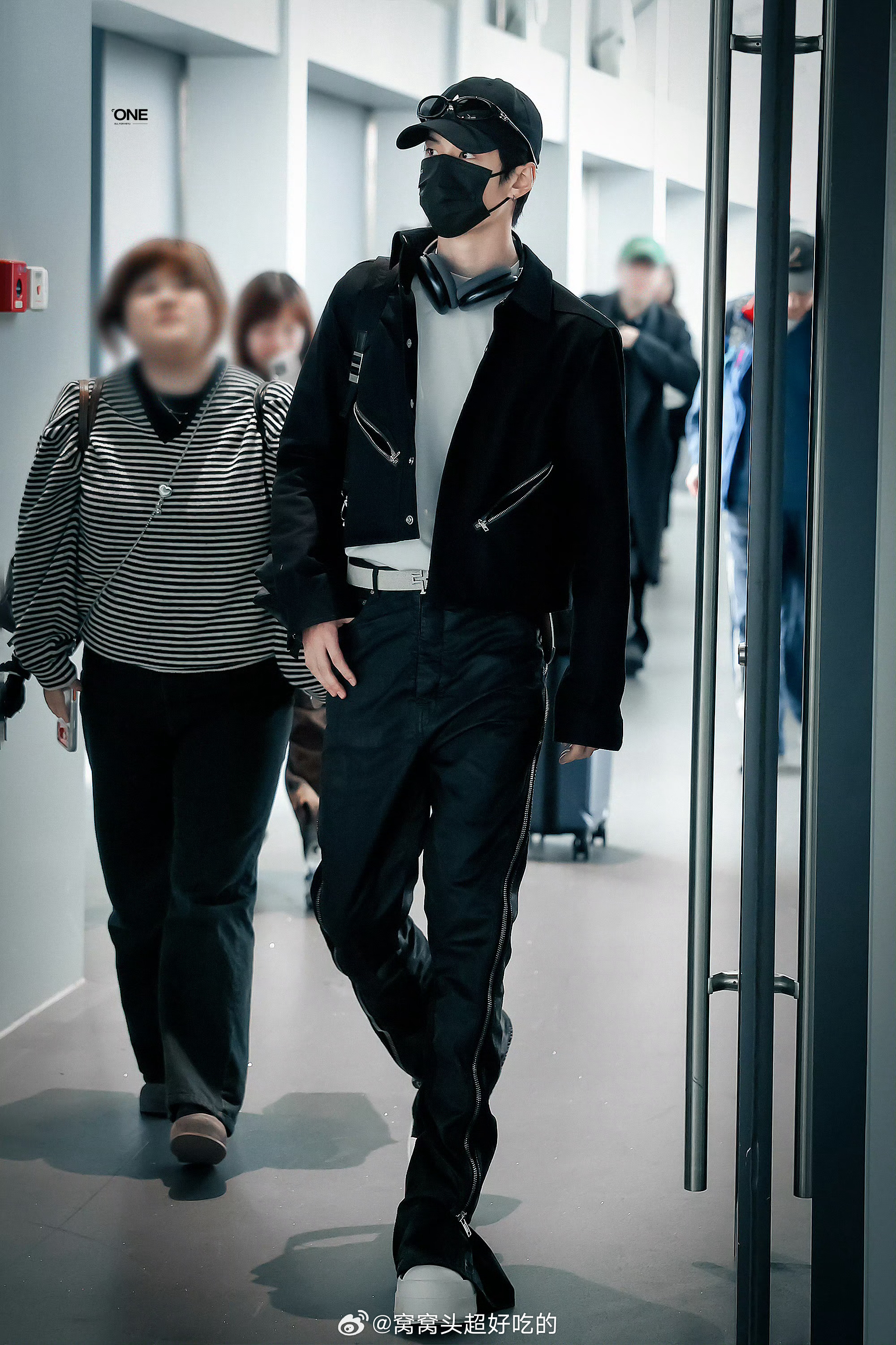 何与回国路透来了阿迪男神超帅，宽肩窄腰长腿🥵 