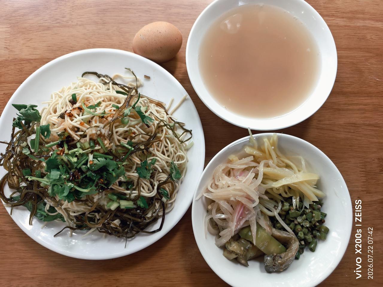 夏日生活打卡季营养美食：凉面达配红萝卜丝、茄子、豇豆、土豆、鸡蛋、绿豆汤。