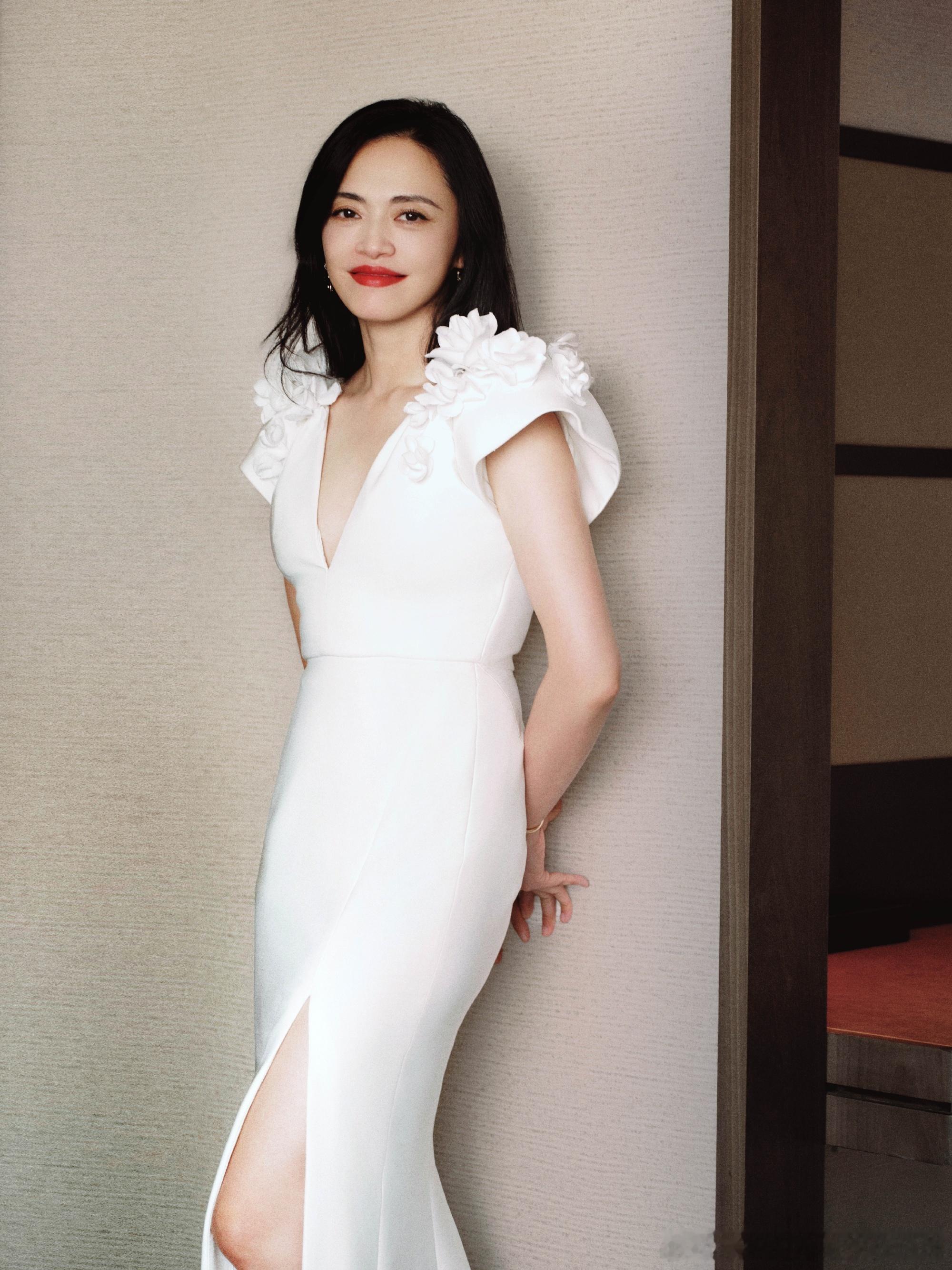 #姚晨腰身比# 姚晨的腰身比，是岁月赋予的珍贵礼物。那恰到好处的曲线，让她在人群