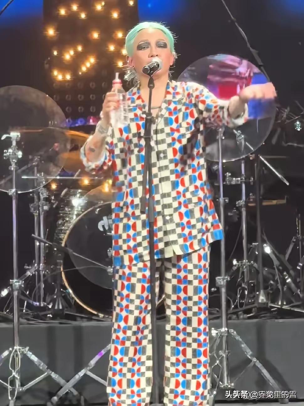 哈哈！这造型简直太炸裂了！色彩缤纷绚丽，比6+7的风格还要独特新颖。
薄荷绿的头