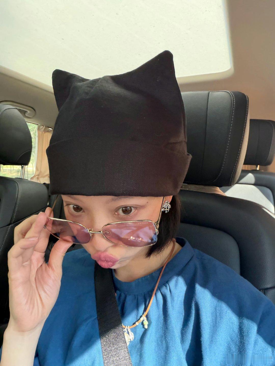 倪妮猫耳冷帽造型倪妮车内自拍live图 倪妮车内自拍live图，这头短发配上这顶