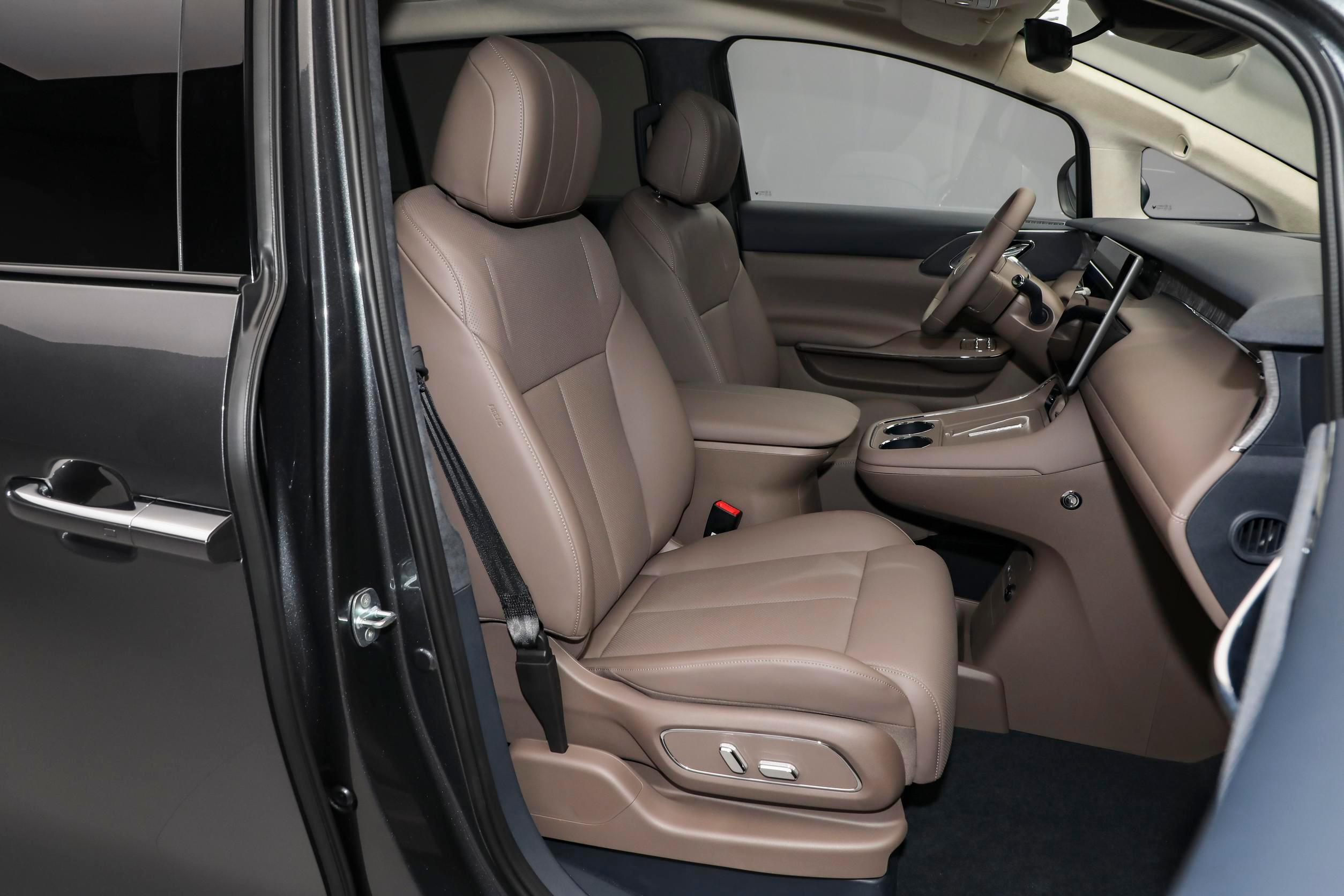 极狐问道V9的内饰看着不怎么奢华，但各种功能也一应俱全，后排双零重力座椅、吸顶屏