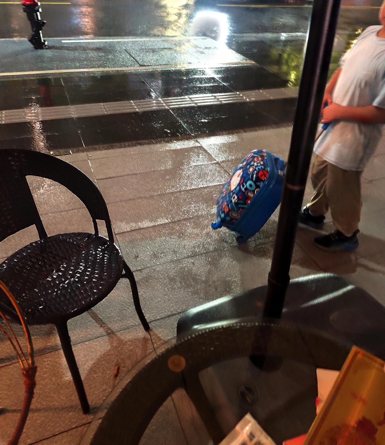 这几天都是在店铺睡，好冷啊。晚上睡都被冻醒了，下雨天就是冷。
今天我早早就休息了