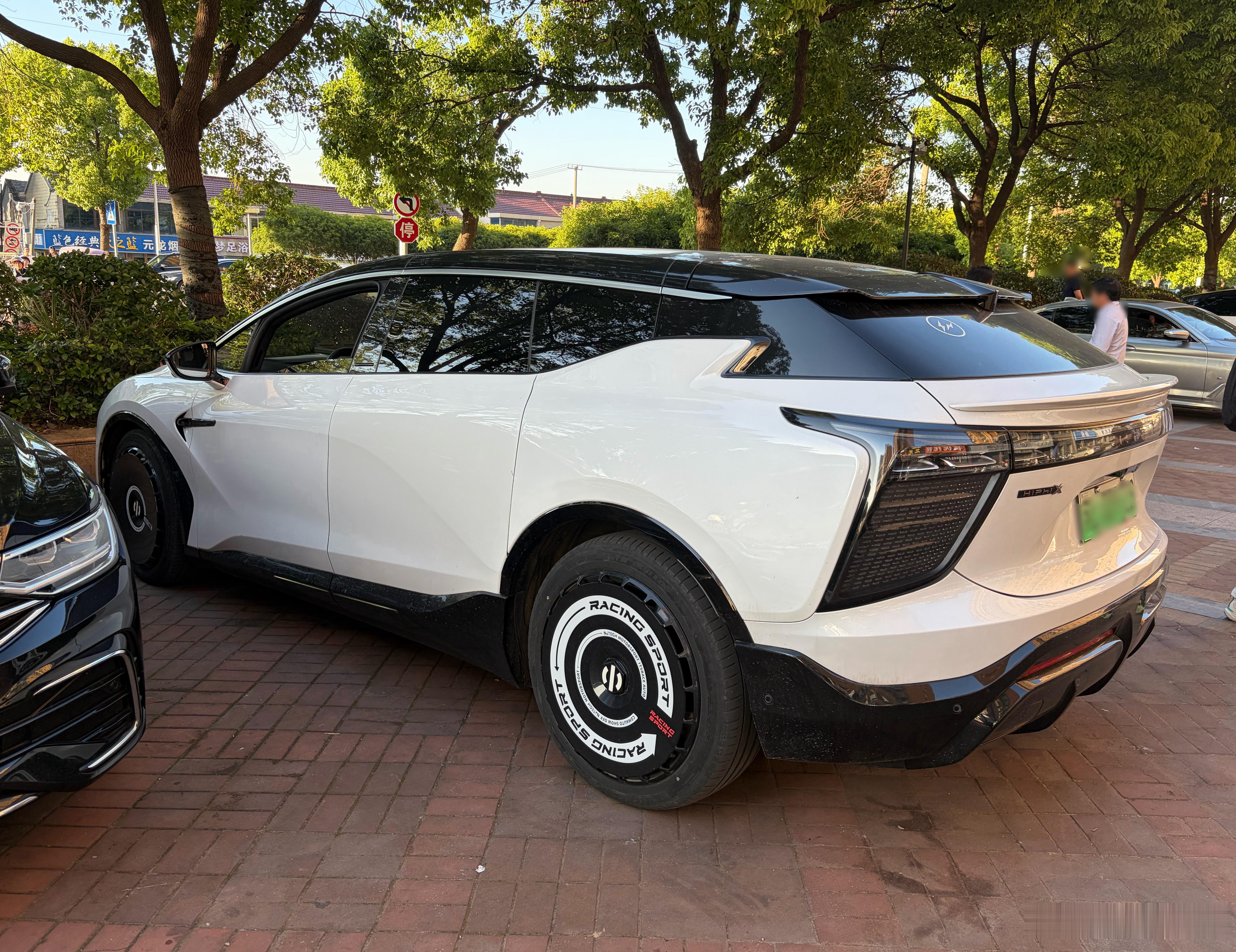 接娃的时候看见的，第一眼是被轮毂给吸引了 