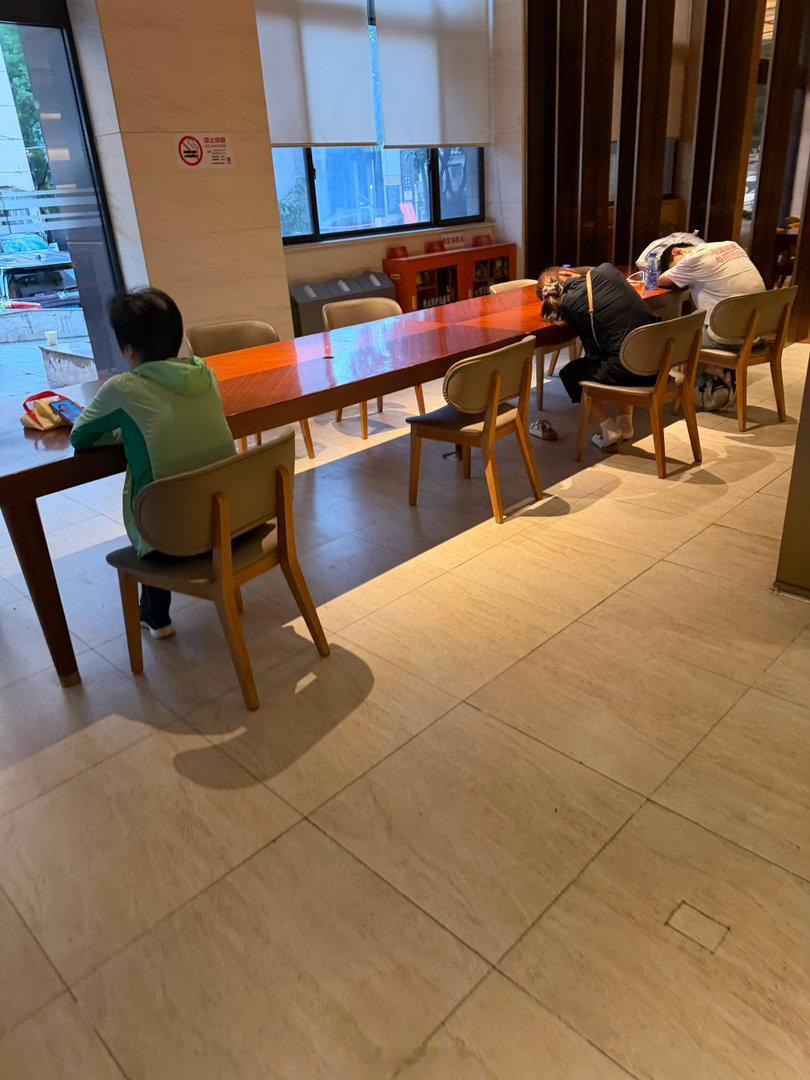 五点半，下楼准备沿着苏州河跑步，看见酒店大堂居然有趴在桌子上睡觉的人，生活不易呀