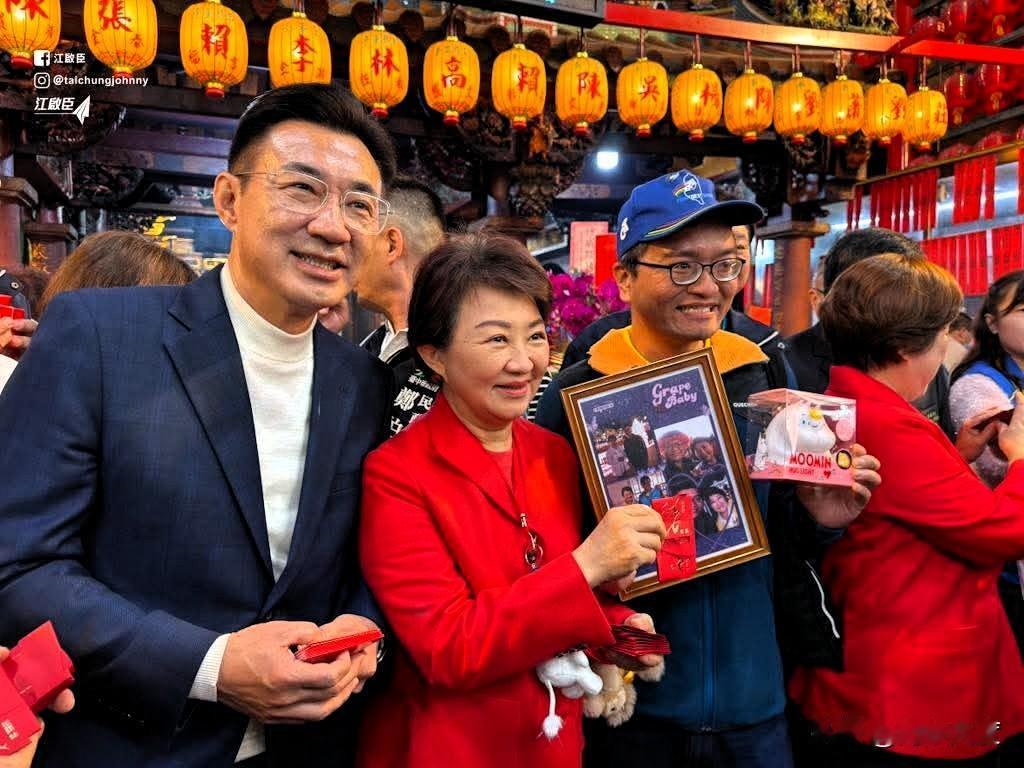 江启臣脸书PO的这张与“卢妈”的合照巧妙避开，没给杨琼璎脸！

江启巨今天有多个