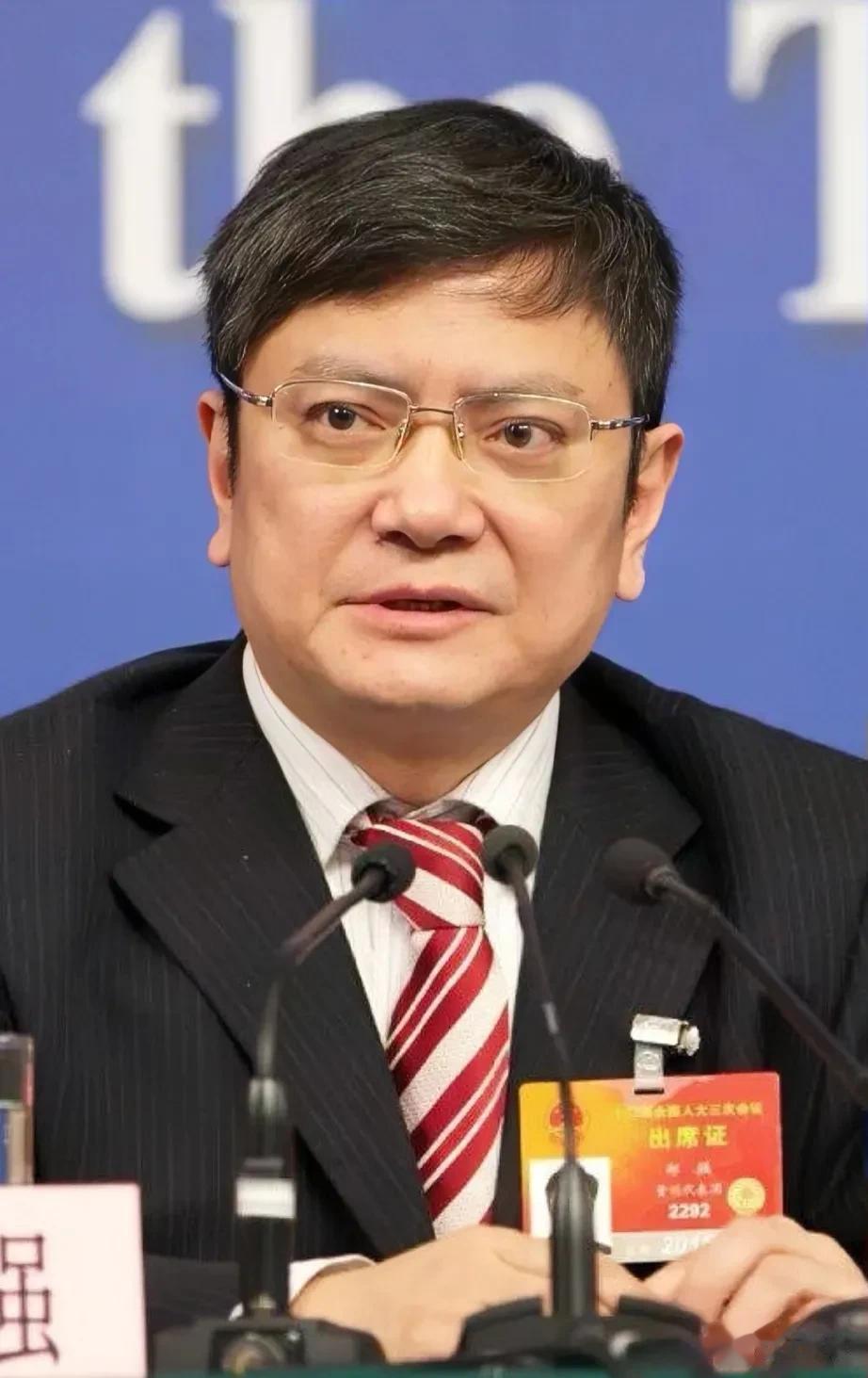 演讲中，郑强说:同学们，我堂堂一个大学校长，你们知道我开的什么车吗？奇瑞车，爱国