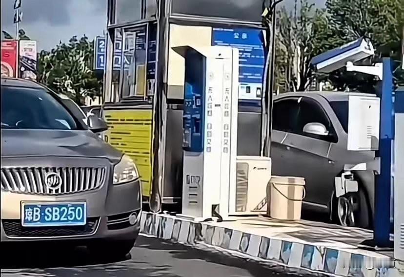 休息两天终于上班了，上班真好啊。没想到有一天我也会爱上上班，这上哪儿说理去呀。