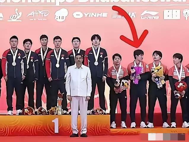 同样是颁奖
国乒队员眼含热泪看国旗升起
张本智和却东张西望跟队友嘀咕
这差距咋就