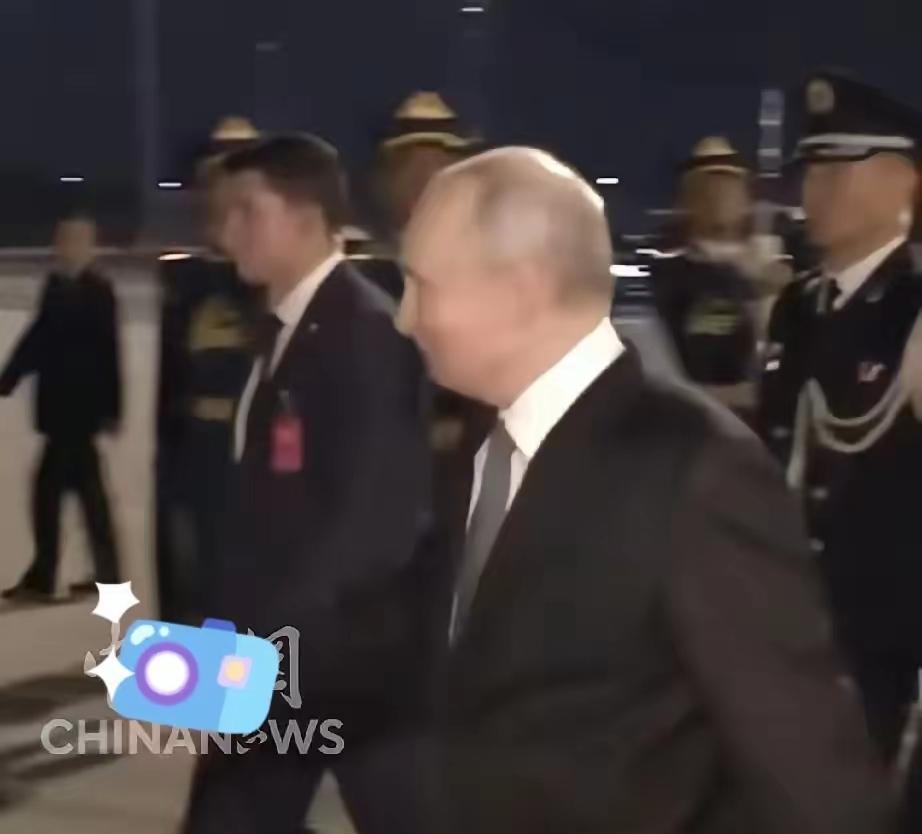 看着普京匆匆离去的背影，有点感慨。
73岁了，本来是遛鸟逗孙的年纪，他却还得在国