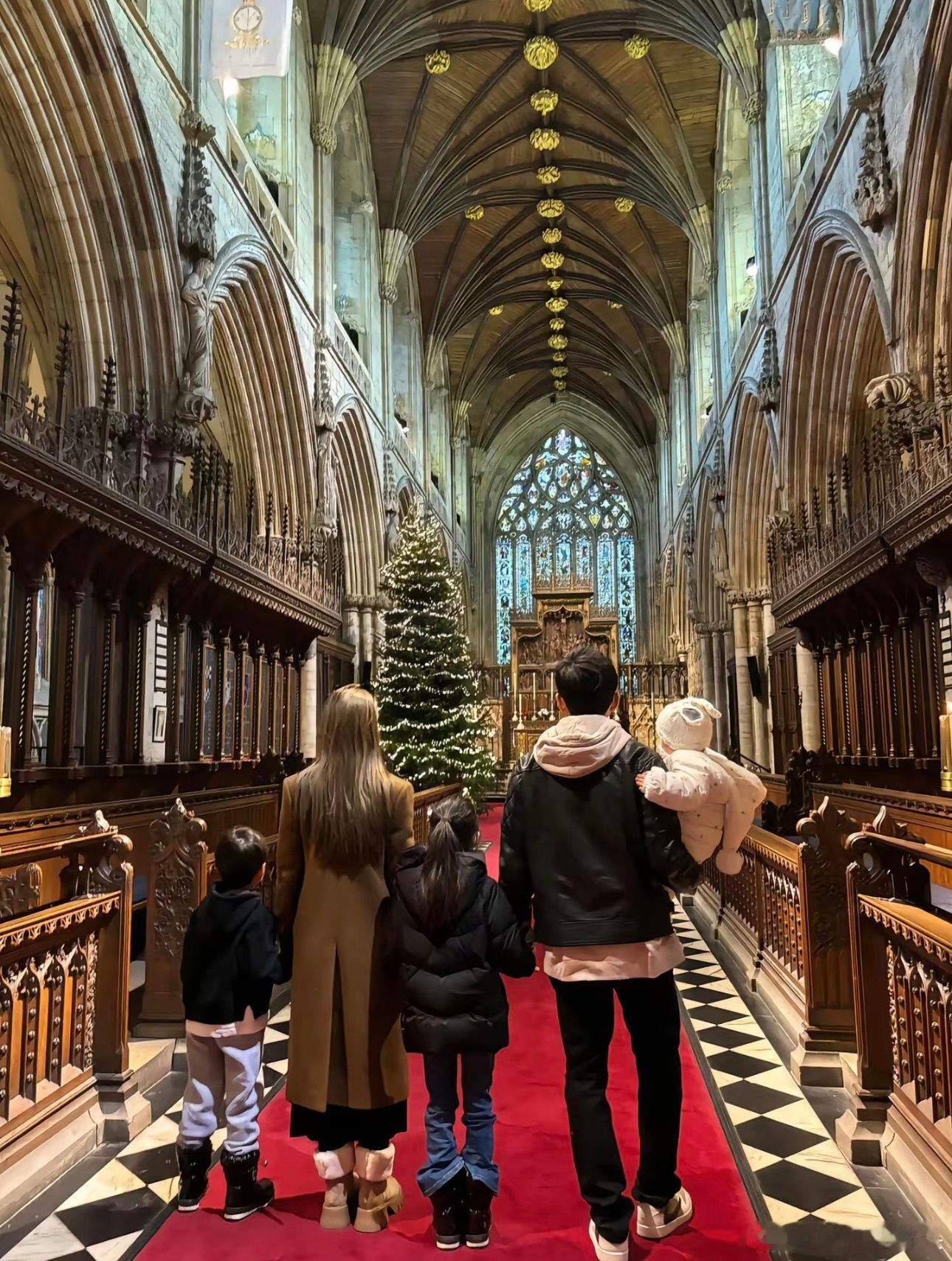 以前嗑周候恋，现在又疯狂吻上周田恋，人家都已婚三胎了，就没有人尊重一下原配昆凌吗