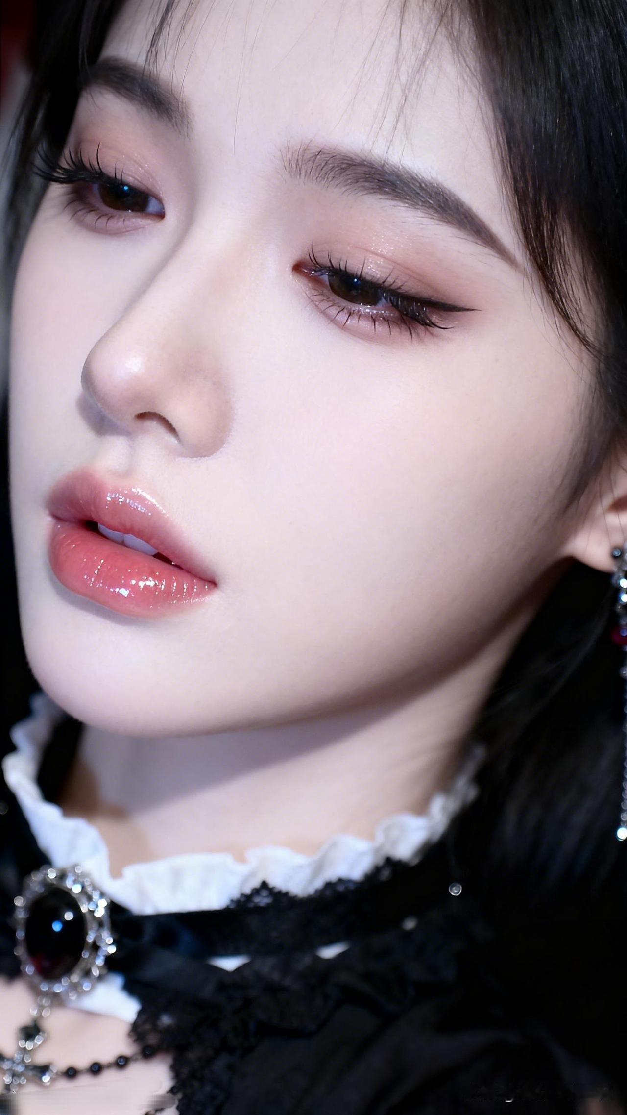 黑发如墨，红唇似火。哪位女星最漂亮 黑发红唇，复古优雅，气质迷人