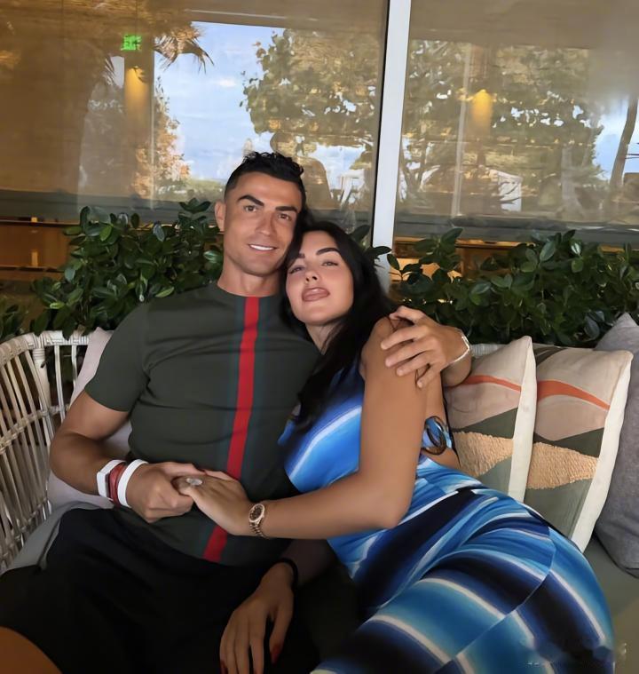 【C罗晒与乔治娜亲密合照】6月25日，C罗在社交媒体晒出他和未婚妻乔治娜的亲密合