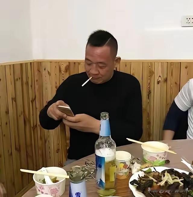 于东来身家不菲，我不关心。
他吃380的饭还是3800的饭，我也不关心。
但看到