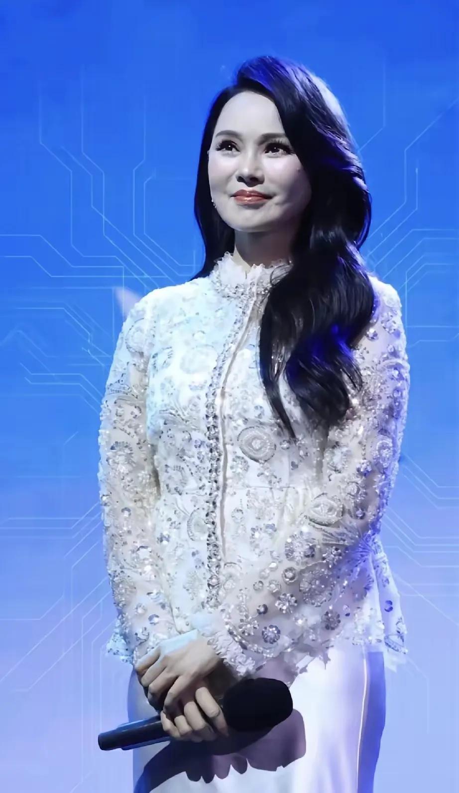 岁月从不败自信的女人！58岁伊能静生图状态曝光✨
 
镜头没有美颜滤镜，脸上的皱