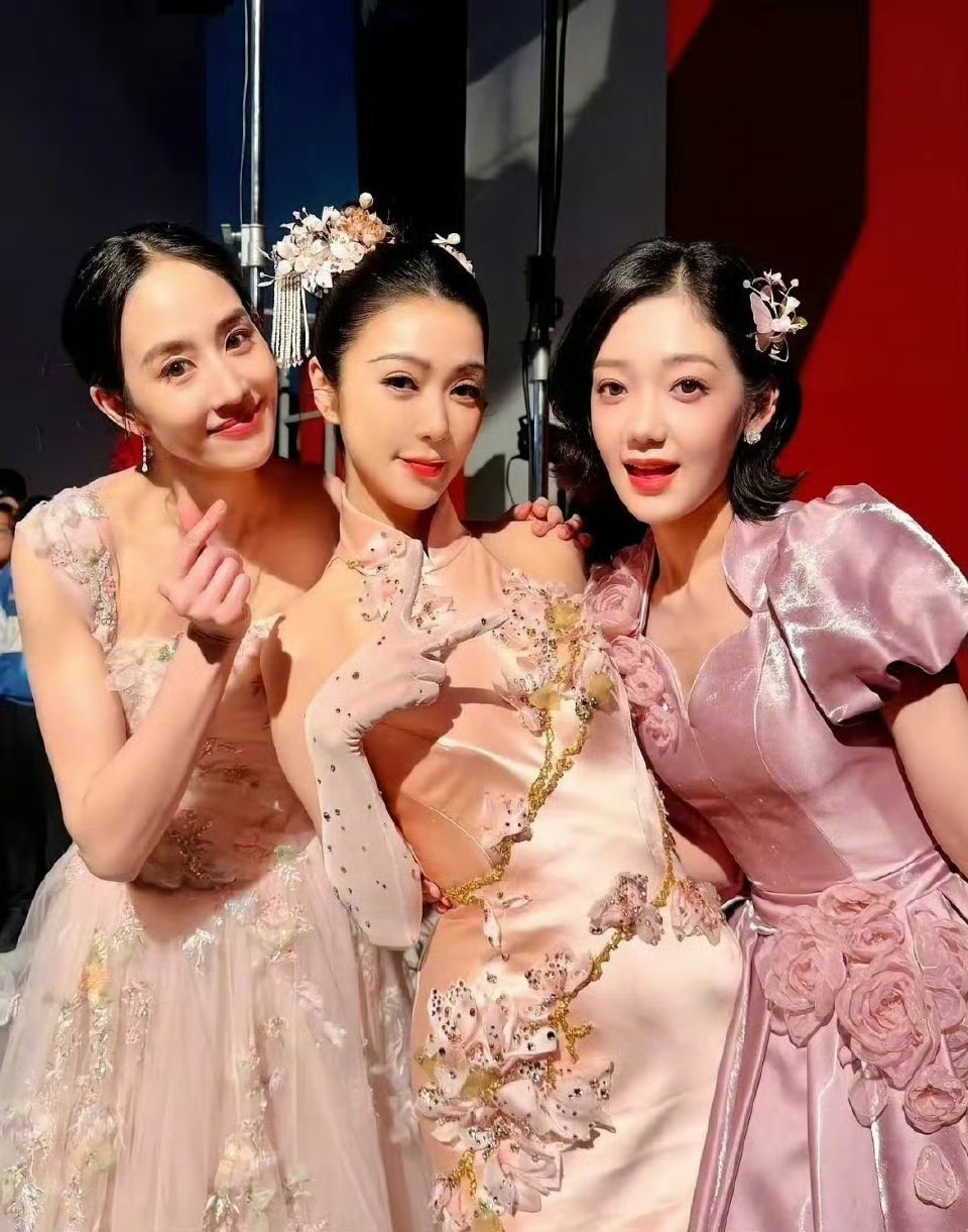 薛凯琪希林娜依高春晚后再同台春晚《立春》的余韵还在，元宵喜乐会又解锁美女二搭✨港