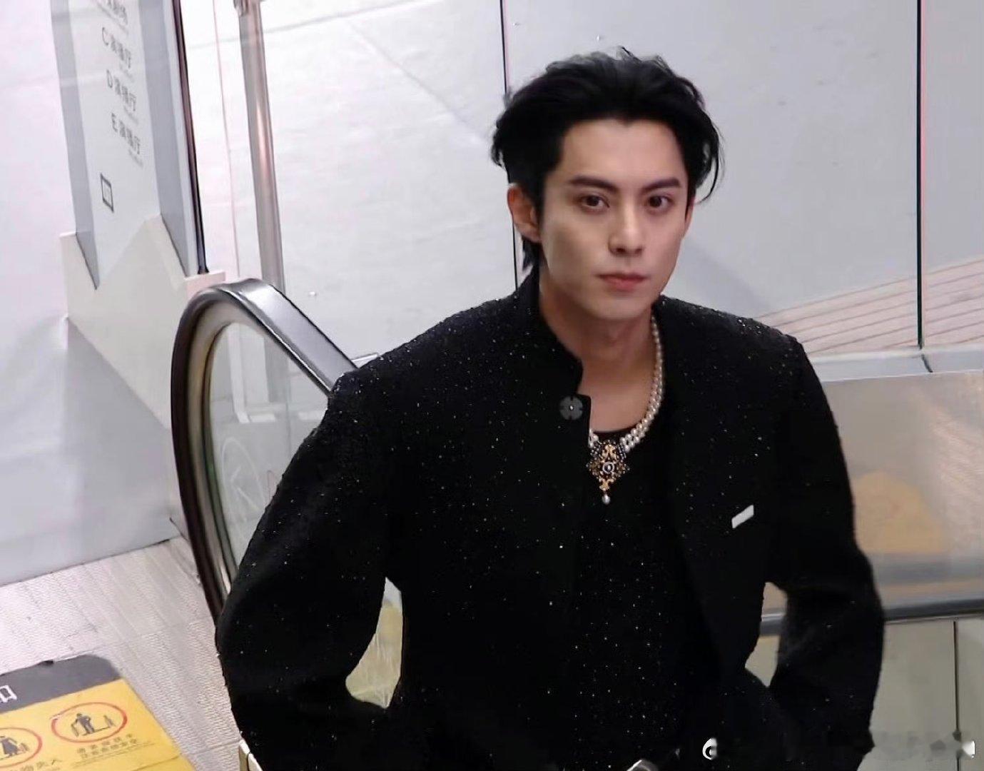 王鹤棣西部牛仔王鹤棣西部牛仔造型杀疯了！牛仔帽配劲装，眼神凌厉气场全开，野性与帅