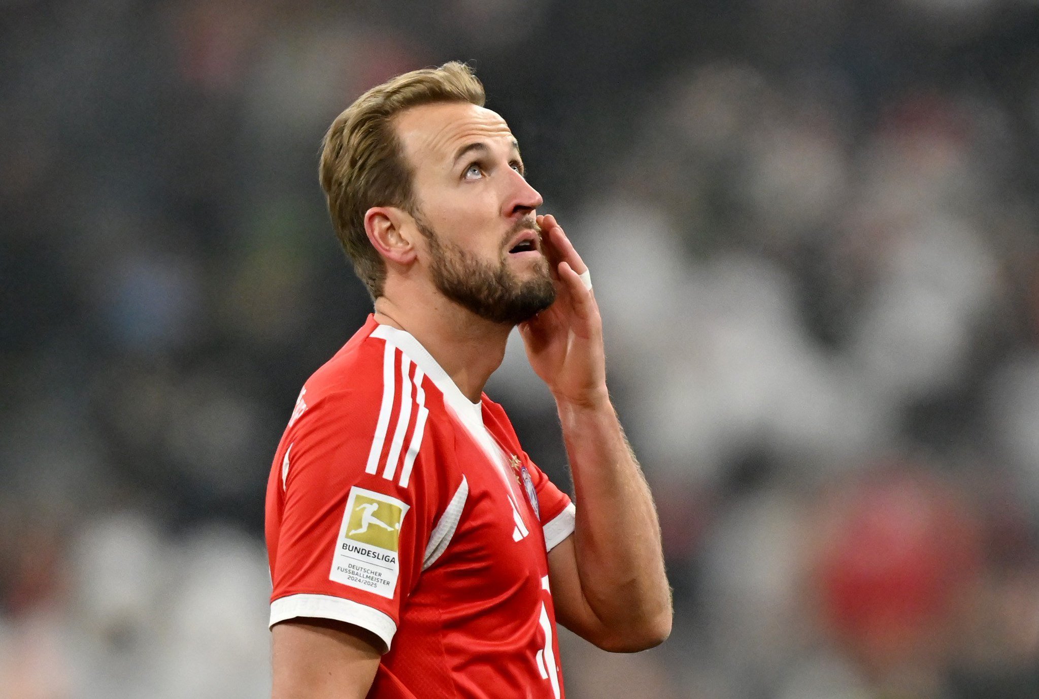 哈里·凯恩解释了他的位置和比赛风格：“当一支球队喜欢压迫时，我喜欢回撤，有时甚至