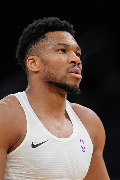 Shams：多位消息人士透露，雄鹿决定让字母哥休战，导致他损失了耐克代言合同中的