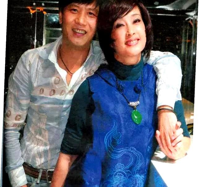 刘晓庆都70了，看她身边前男友一个接一个，都是年轻帅气的，结果愣是没留下个一男半