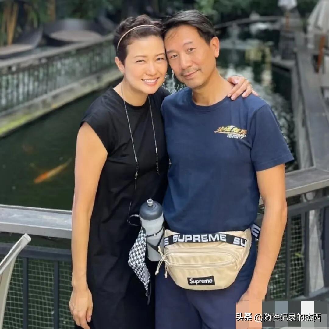 这两位都是早些年特别红的两个明星，能认出他们俩的说明你的演技太毒辣，看过不少的电