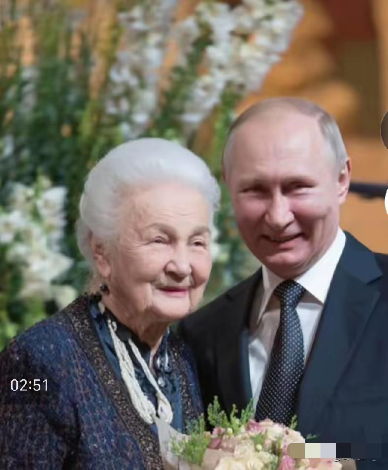 大帝的老母亲满头银发，一脸的慈祥，一位伟大的母亲，养育了一个强硬不凡的总统儿子，