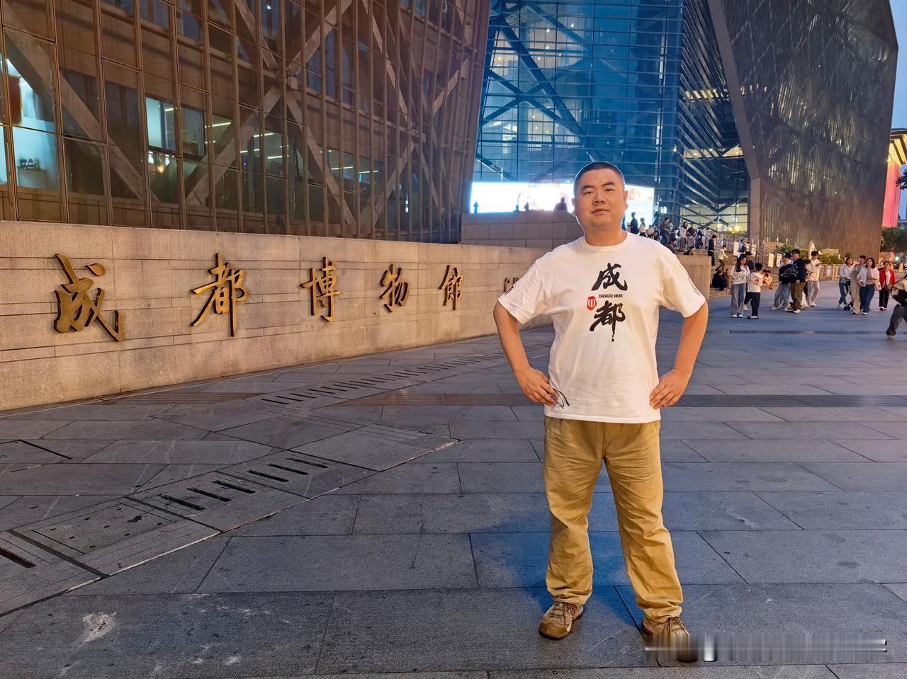 夜晚，走进成都博物馆，赶在八点半闭馆之前，用一个半小时参观完所有展厅。从负一层到